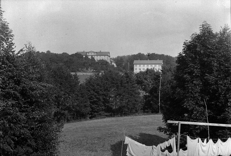 Enligt Bengt Lundins noteringar: "Ljungskile. Västkustens ungdomsskola /nerifrån. Vykort TF 2041 BL 994".