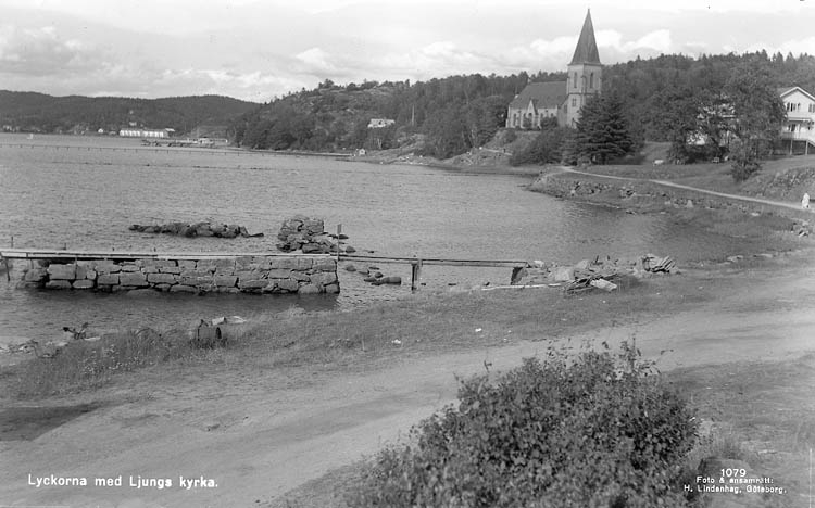 Enligt Bengt Lundins noteringar: "Lyckorna. Strandpromenaden mot Ljungs kyrka. Vykort TF 7217 BL 346".