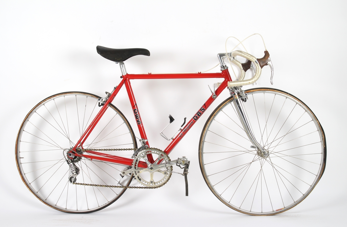 Rødlakkert liten racersykkel med full Campagnolo utstyrsgruppe. Italiensk stålramme med Columbus rør.