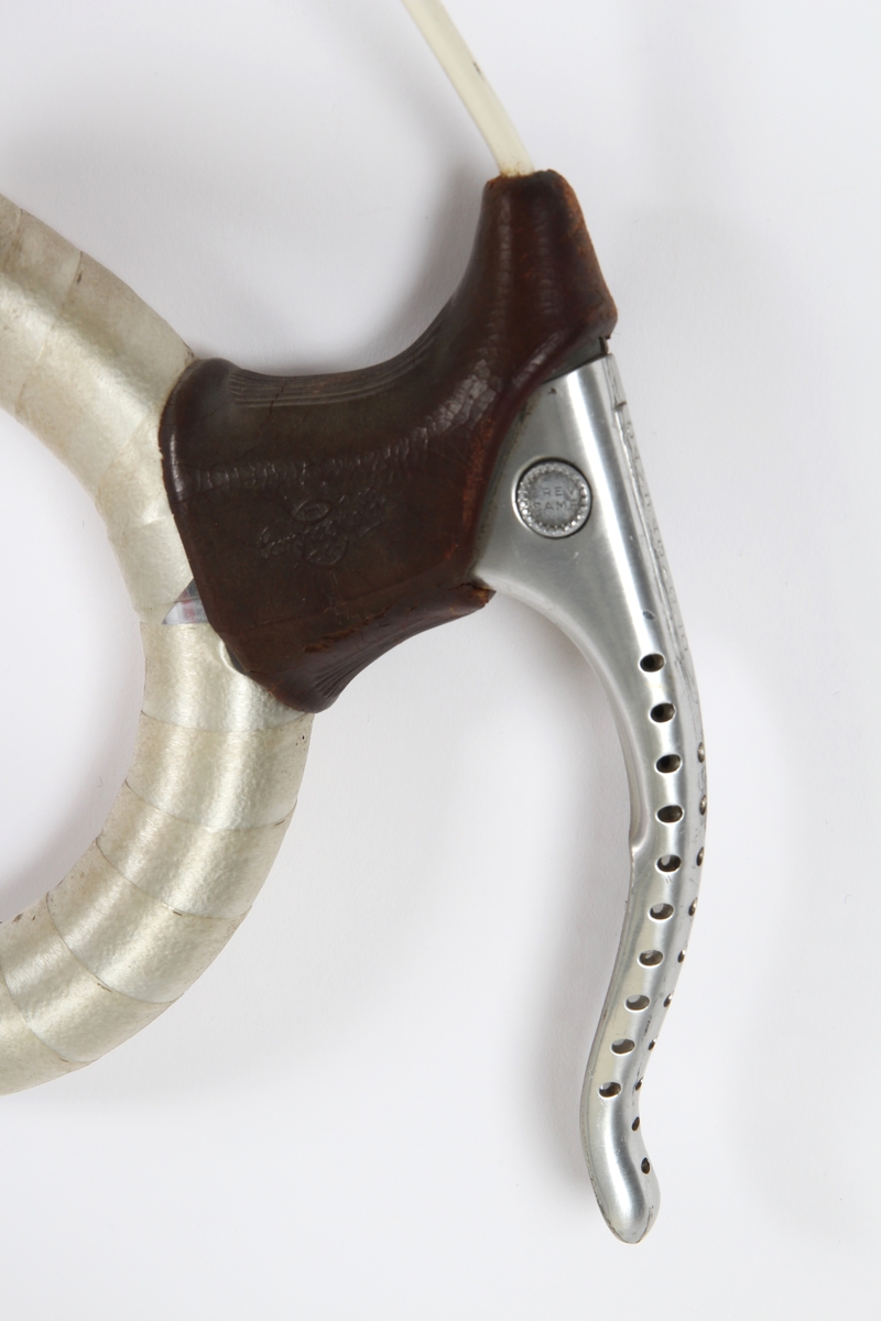 Rødlakkert liten racersykkel med full Campagnolo utstyrsgruppe. Italiensk stålramme med Columbus rør.