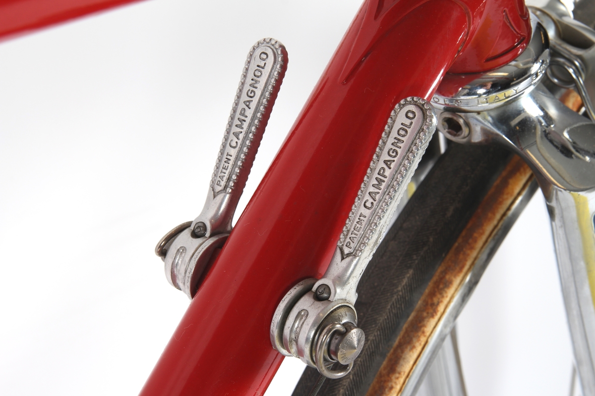 Rødlakkert liten racersykkel med full Campagnolo utstyrsgruppe. Italiensk stålramme med Columbus rør.