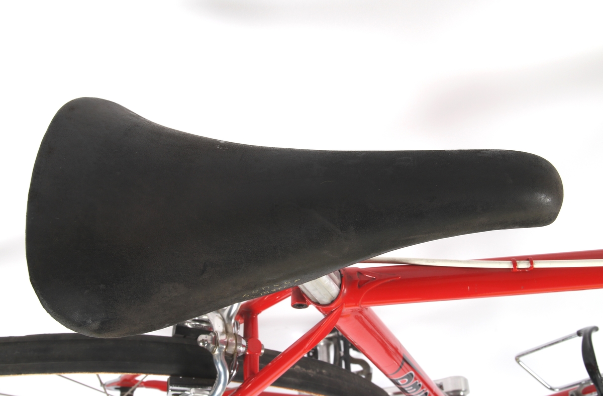 Rødlakkert liten racersykkel med full Campagnolo utstyrsgruppe. Italiensk stålramme med Columbus rør.