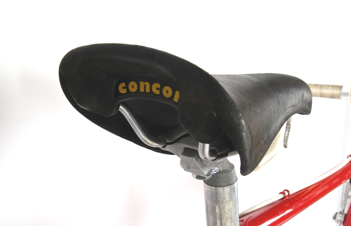 Rødlakkert liten racersykkel med full Campagnolo utstyrsgruppe. Italiensk stålramme med Columbus rør.