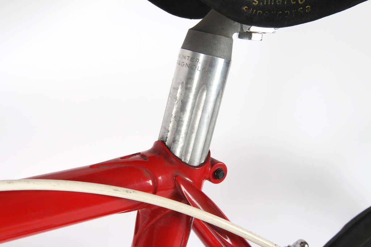 Rødlakkert liten racersykkel med full Campagnolo utstyrsgruppe. Italiensk stålramme med Columbus rør.