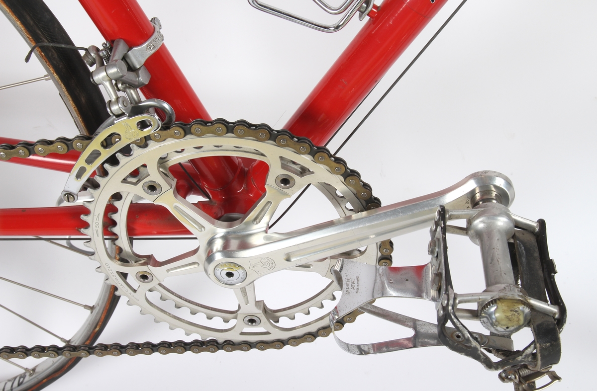 Rødlakkert liten racersykkel med full Campagnolo utstyrsgruppe. Italiensk stålramme med Columbus rør.