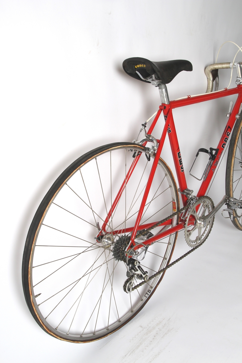 Rødlakkert liten racersykkel med full Campagnolo utstyrsgruppe. Italiensk stålramme med Columbus rør.