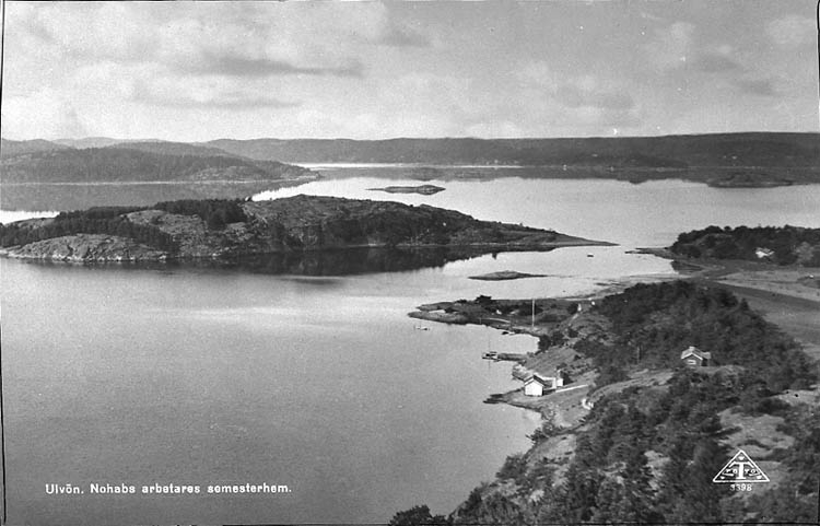 Enligt Bengt Lundins noteringar: "Ulvesund. Ulvön från bergen. Vykort TF 3398 BL 1233".