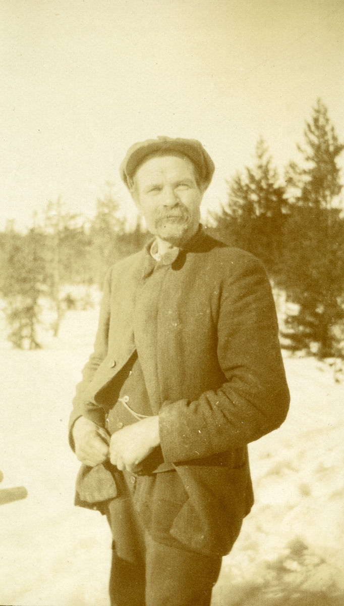 Mann stående ute i snøen i Galåsen. Lars Olsen Storbrenna (Bjørkli) (1868 - 1956)