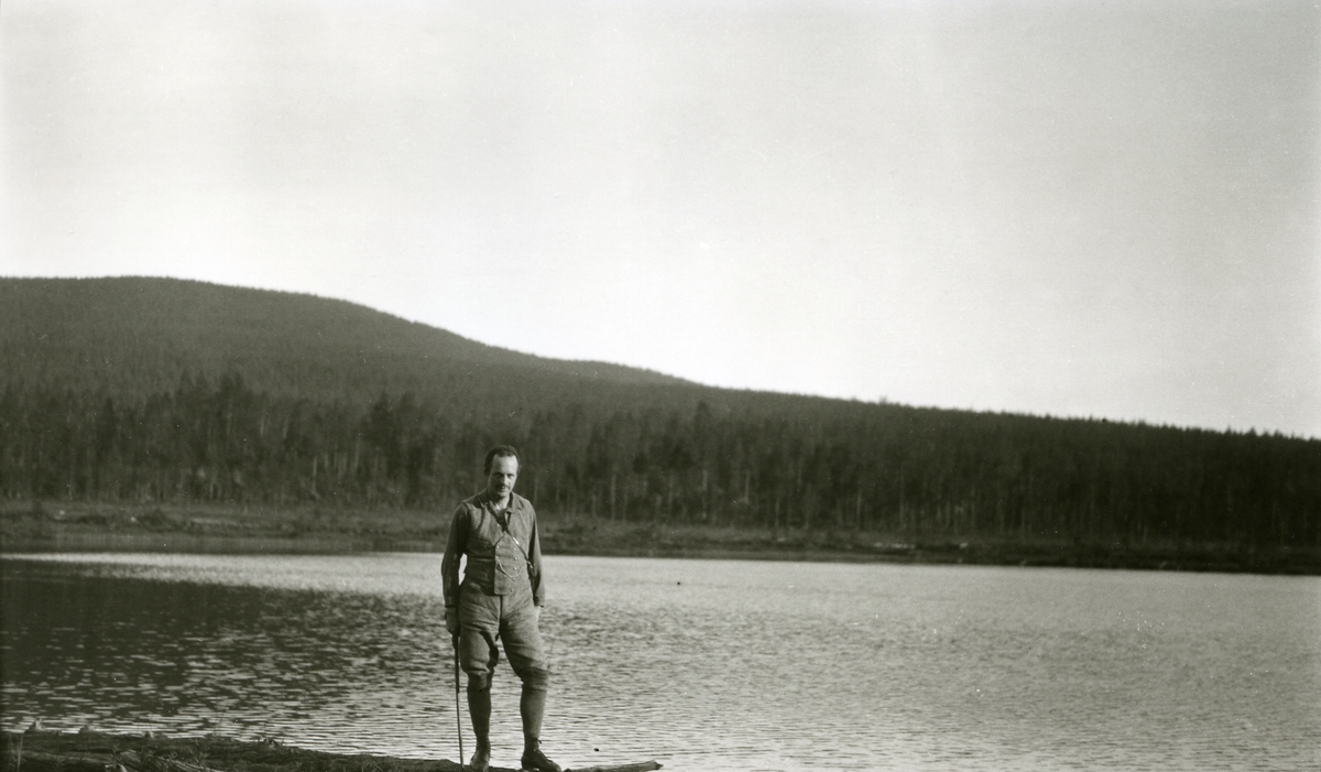 Haakon Garaasen (6/7 1887 - 1957) ved Flersjøen.