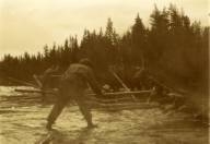 Menn i gang med fløtinga ved Kvarnstrandfossen. Nærmest kamera: Olaf O. Flermoen (1/1 1880, Akerhaug, til USA).