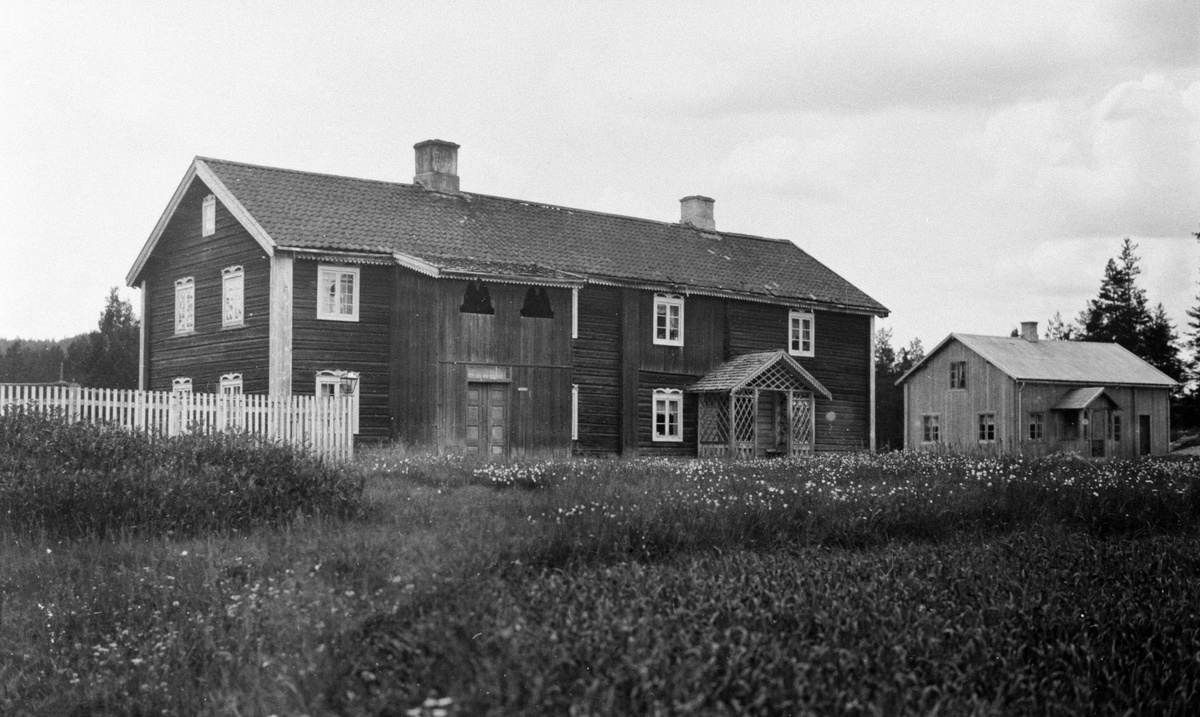 To bygninger (en stor og en liten). Rundfloen (Sør-Trysil)