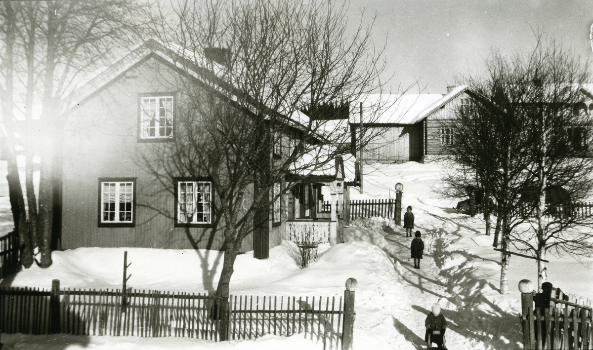 Jons i Galåsen. I bakgrunnen til høyre: Petters (5,13). Unger utenfor Jons.