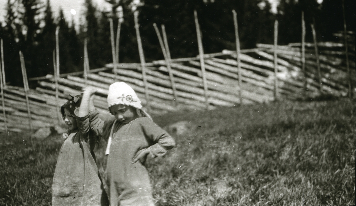 Maalfrid Galaasen (21/2 1914) og Ingebjørg Galaasen (19/5 1915) i Galåsen. Gjerde i bakgrunnen.