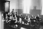 Klass 1 i ett klassrum på Västra skolan i Värnamo år 1926, läraren heter Anna Jakobsson.