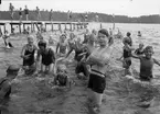 Badande barn vid Lyssnaängsbadet, Graneberg