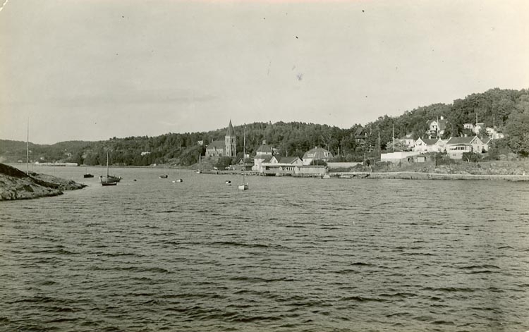 Enligt Bengt Lundins noteringar: "Havsbad. Ljungholmen. Kyrkan. Promenaden".