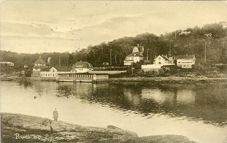 Enligt Bengt Lundins noteringar: "Parti av Lyckorna. Stora hotellet Valhalla. Havsvik och 
L Havsvik nyuppförda /1917). Maryhill ombyggt (Fönstersmyg). Strandstugan ej tillbyggd med dess vita mur uppförd".