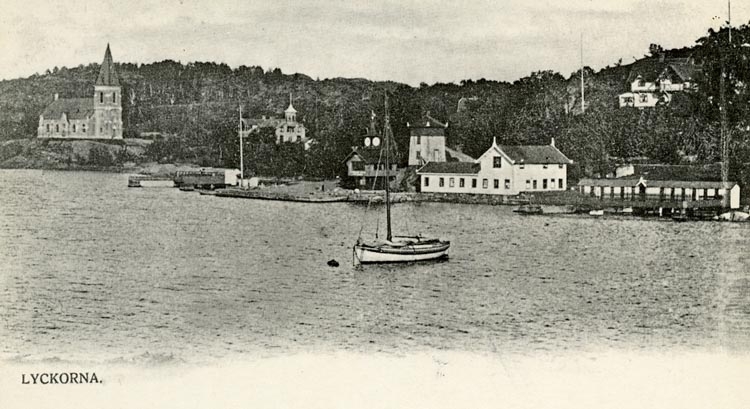 Enligt Bengt Lundins noteringar: "Lyckorna. Kyrkan. Kallbadhus".
"Efter ett vykort från 1901 med Ljungs kyrka nybyggd. Kamrerarekontoret har fått sitt klocktorn och ovanför på berget har pumphuset uppförts. Dam- och herrbassänger ingår nu även i anläggningen. Av villorna har tillkommit Styrnäs (Stora Hotellet) till vänster om Klocktornet".
"Kortet tryckt till Lyckornas 100-årsjubileum 1977. Ljungskileortens Hembygdsförening".