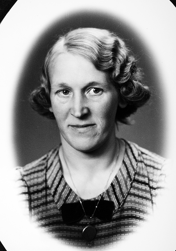 Jenny Sandnes (1914-1991). Skålerudenga (86/3).
