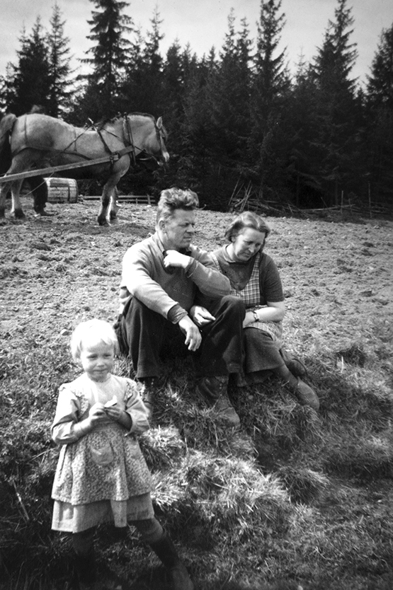 Skålerudenga (86/3). Egil og Jenny Sandnes tar en pust i bakken i Skålerudenga på 1950-tallet. Foran står dattera Eva Sandnes.