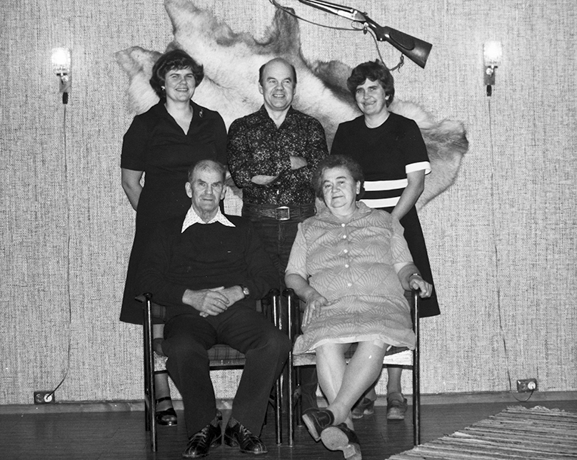 Familien Engh. Foran fv: Sverre Engh og Borghild Engh f. Vestli. Bak Ragnhild Engh, Magna Enghr og Bjørg Solveig Engh. Engelien (85/2).