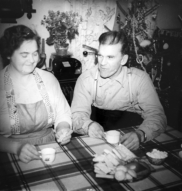 Borghild og Sverre Engh koser seg med julebaksten, kaffe, julekaker Engelien (85/2).