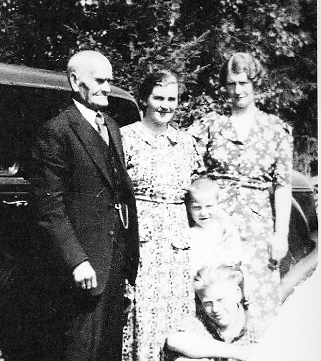 Martinus Edvardsen Engelien og døtrene Emma (1896) og. Synnøve (1912). Engelien (85/2).