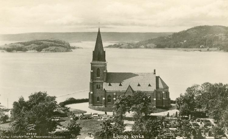 Enligt Bengt Lundins noteringar: "Ljungs kyrka. Ulvön i bakgrunden".