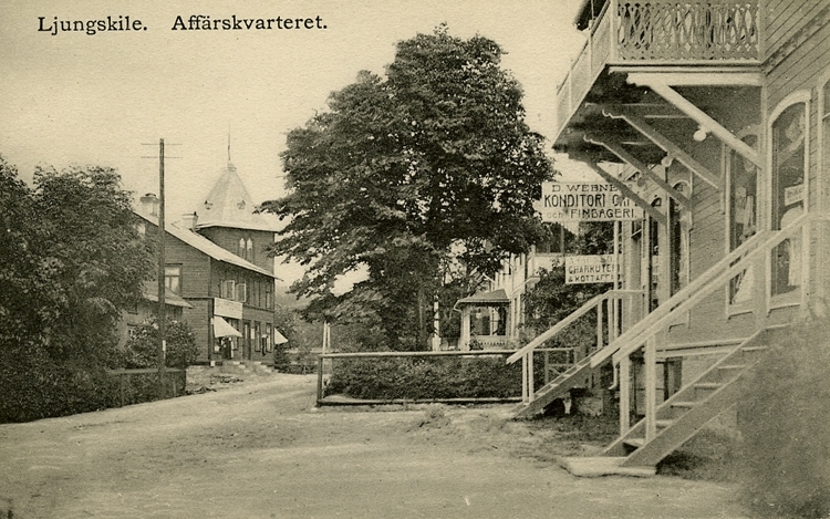 Enligt Bengt Lundins noteringar: "Ljungskile. Affärskvarteret. Vällebergsgatan. M Werners konditori".