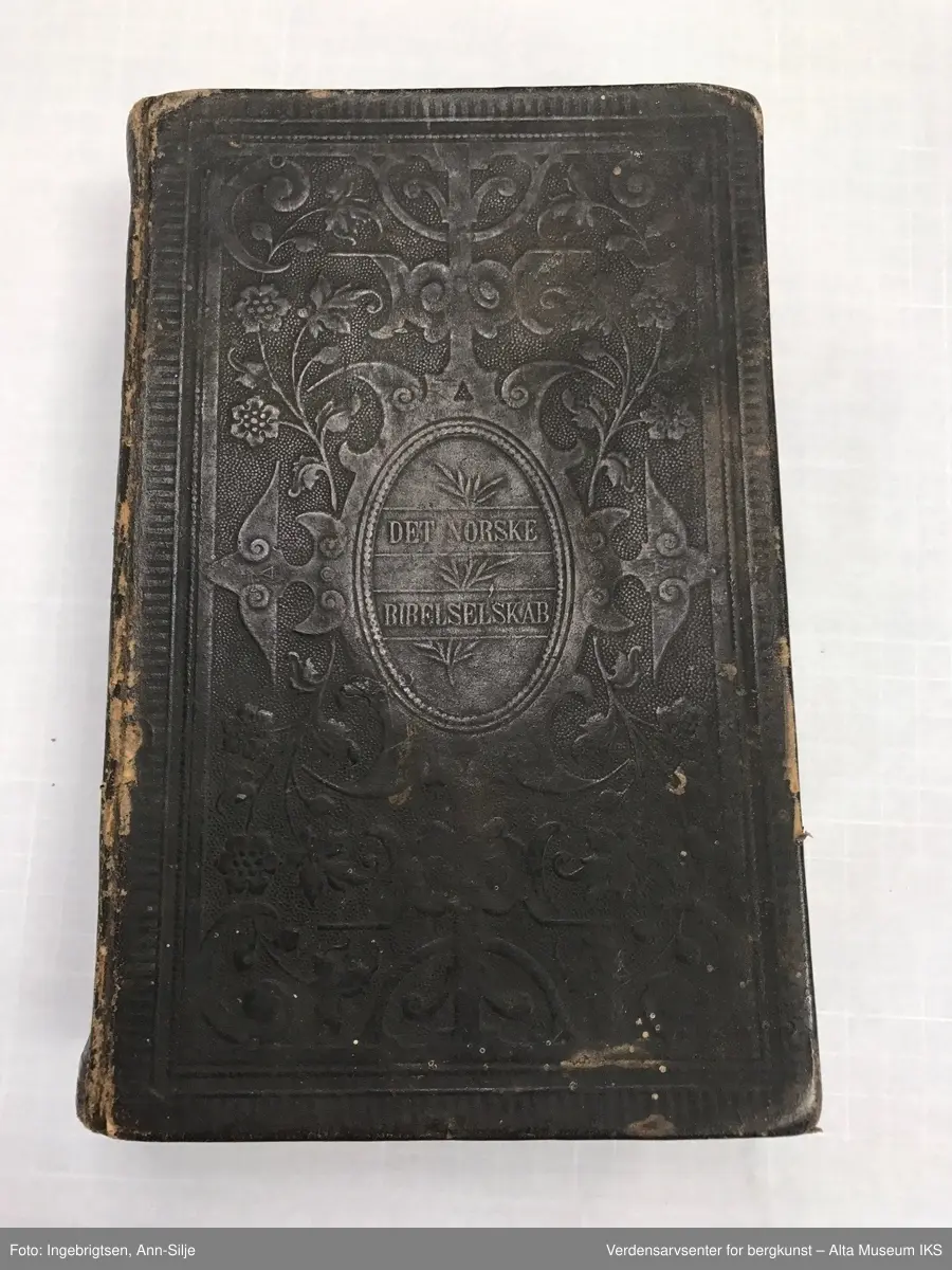 Stor bibel med skinntrekk. På permen er det kartusjmotiv.