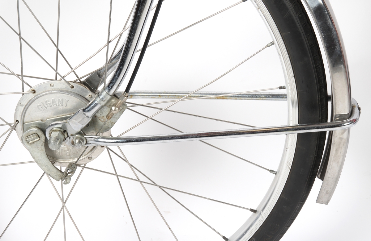 Rød guttesykkel med trippel gir. Sykkelen har to speil og et "dashbord" med reflekser montert på styret.