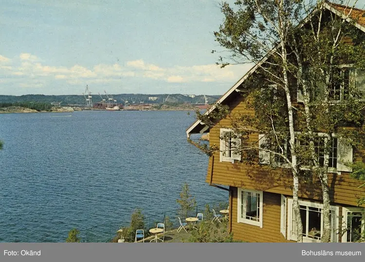 Enligt Bengt Lundins noteringar: "Villa Lindesnäs med Uddevalla varvet i bakgrunden".