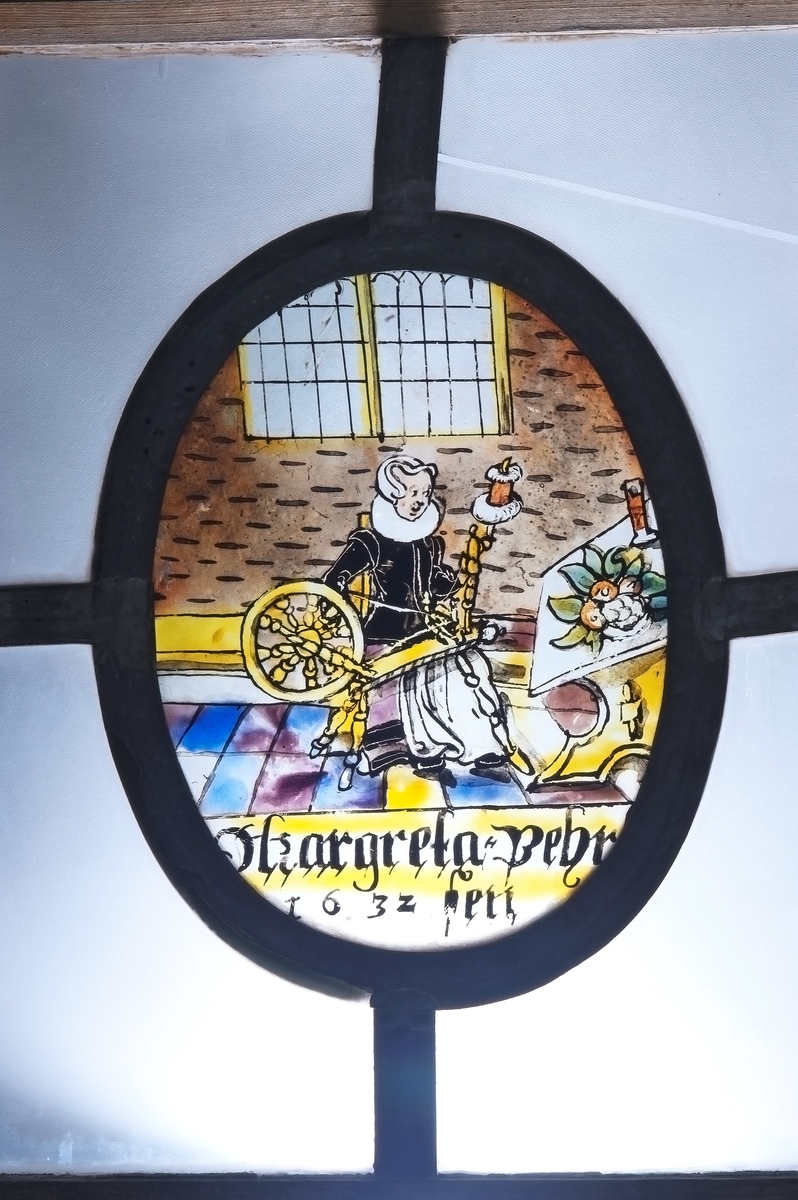 Fönster, med tre målade glas: en man som skjuter mot en fågel i ett träd; en kvinna vid spinnrock; Kristi korsnedtagning. De ha följande text: Johan Pehrssen 1632; Margareta Pehrssen 1632; 1626.
Målningarna (ovaler) äro 13,5x17cm.
Från Nor, Storviks Hammarby, Ovansjö sn, urspr. i en gård i Stocksbo by, Ovansjö. Den förste nybyggaren i Stocksbo var Pehr Andersson; efter honom nämnes som ägare Johan Pehrsson, som sannolikt är P.A.s son. J.P. var gift 2ggr, andra ggn m. Marit Pehrsdotter, d. 1656.
