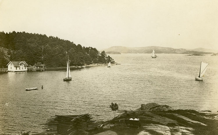 Enligt Bengt Lundins noteringar: "Stillingsön. Utsikt mot badhuset och fjorden"