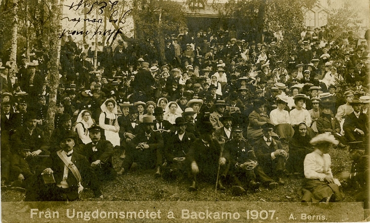 Enligt Bengt Lundins noteringar: "Ungdomsmötet på Backamo, 1907. Samling nedanför officersmässen".