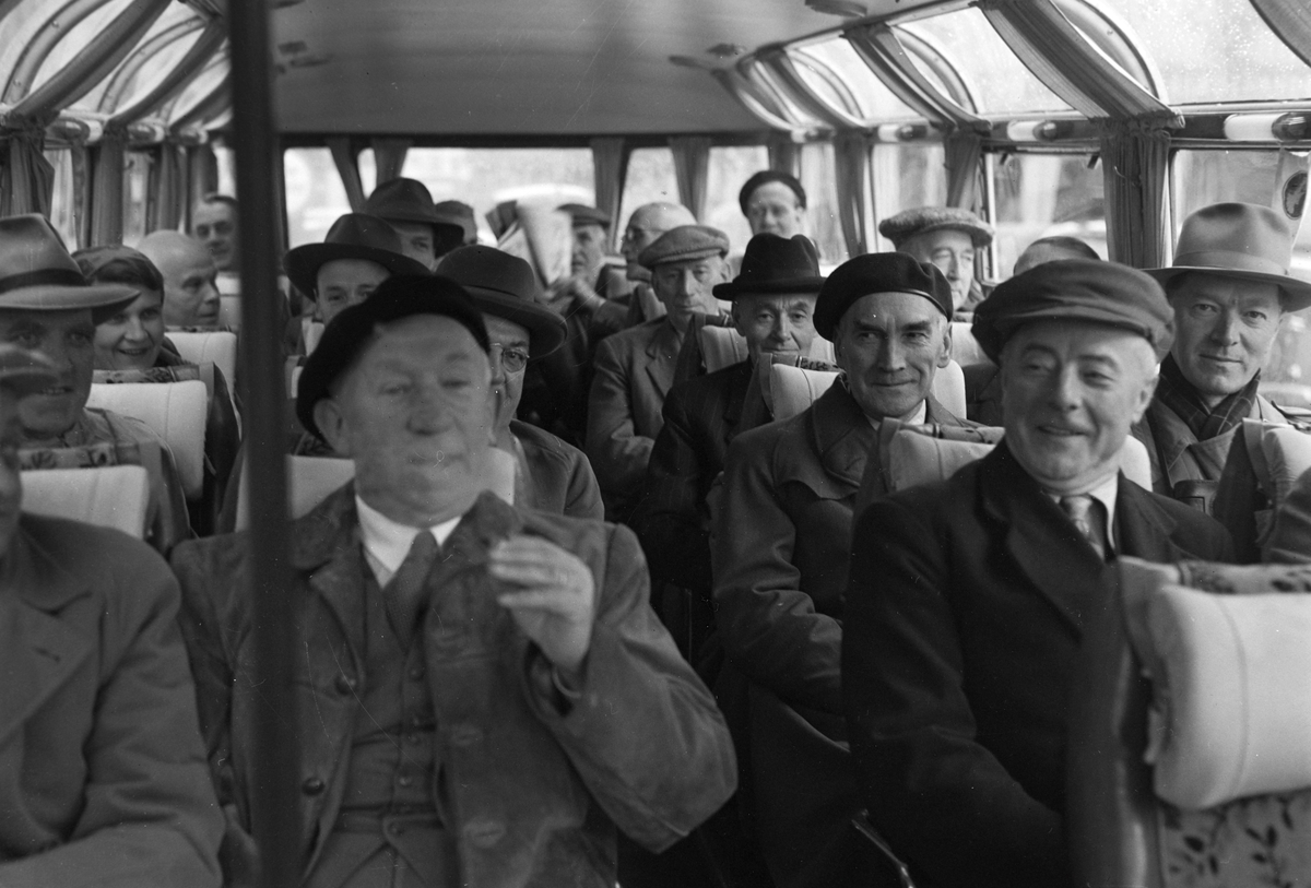 Fylkesmann Ivar Skjånes med flere på busstur
