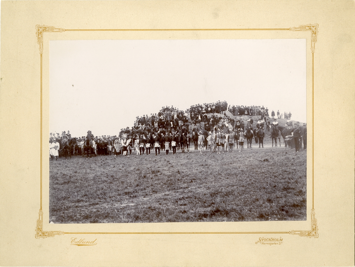 Grupporträtt av soldater vid Svea artilleriregemente A 1 utklädda till skådspel omkring 1910.