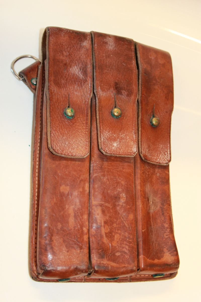 Taske i brunt lær. Med plass til 3 magasiner.