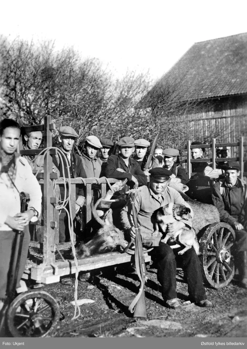 Bø elgjaktlag i Varteig 28. september 1945. Laget blei stifta i 1945, dette er fra andre jaktdag på Askersby i Varteig. 
Fra venstre: 
Arne Lunde, Hans Bergerud, Peder Bø, Øivind Bergerud, Tor A. Bøe, Erling Brenne, Ole Skoftebyengen, Petter Belsby (?), Kr. J. Bøe, Arne A Bøe. 
Sittende foran: 
Johan Askersby (skytter), Odvar Gressløs.