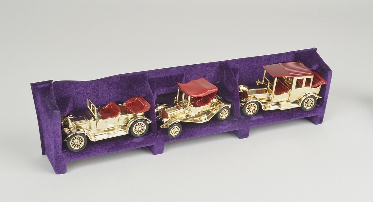 3 ulike lekebiler i original eske. Modeller av 1912 Rolls-Royce, 1911 Maxwell Roadster og 1911 Daimler