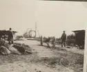 Ammunitionsfabriken i Karlsborg 1920-tal. Vid mätning med magnetiserade projektiler används galgar.