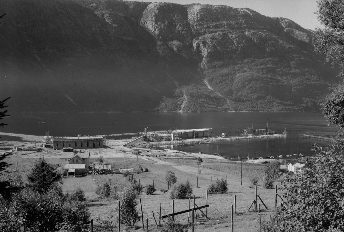 Under bygging av Mosjøen Havn, Jernbanekaia.  Lokstallen under bygging til venstre. Tatt fra Dolstadåsen.Ørbradden.