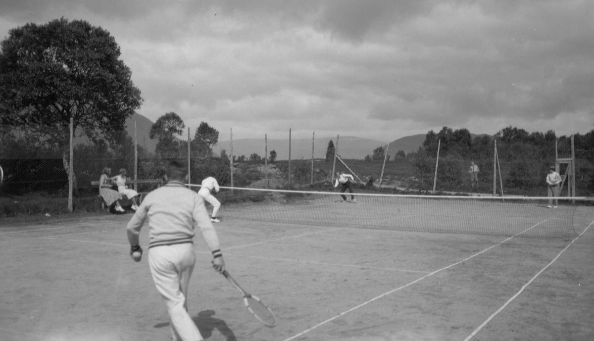 Tennismatch på Kippermoen.