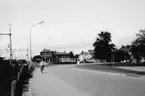 Året är 1974, en kvinna cyklar på Västermogatan och i bakgrunden ser man Värnamo station.