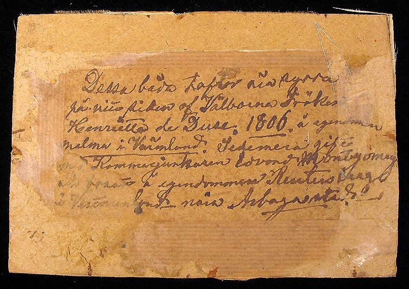 Broderade sidentavlor. Ram av trä, glas framför.
a) Motiv: ett timrat gårdskomplex med ett hästekipage framför. Mått: längd 17,5 cm, bredd 12,5 cm.
b) Motiv: två träd i bildens framkant samt klippor och byggnader i bakgrunden. Mått: längd 20 cm, bredd 14,5 cm.