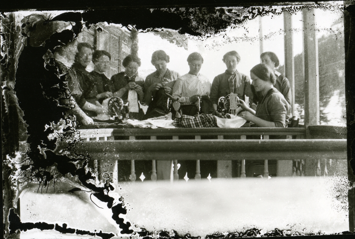 Sykurs i Sør-Aurdal, rundt 1910. Anne Sæteren til venstre.