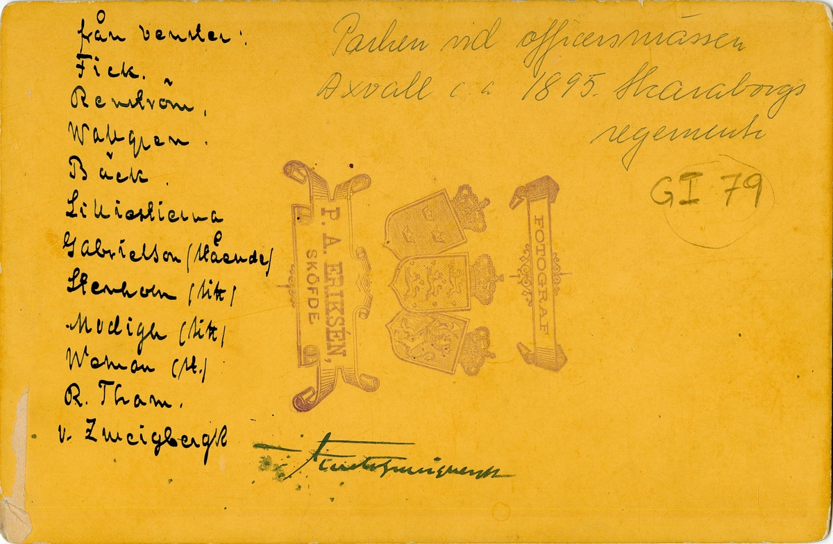 Grupporträtt av officerare vid Skaraborgs regemente I 9 i parken vid officersmässen på Axvall cirka 1895.
För namn, se bild nr. 2.