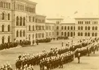 Kung Oscar II talar till Andra livgardet (Göta livgarde I 2) på Storgatan år 1890.