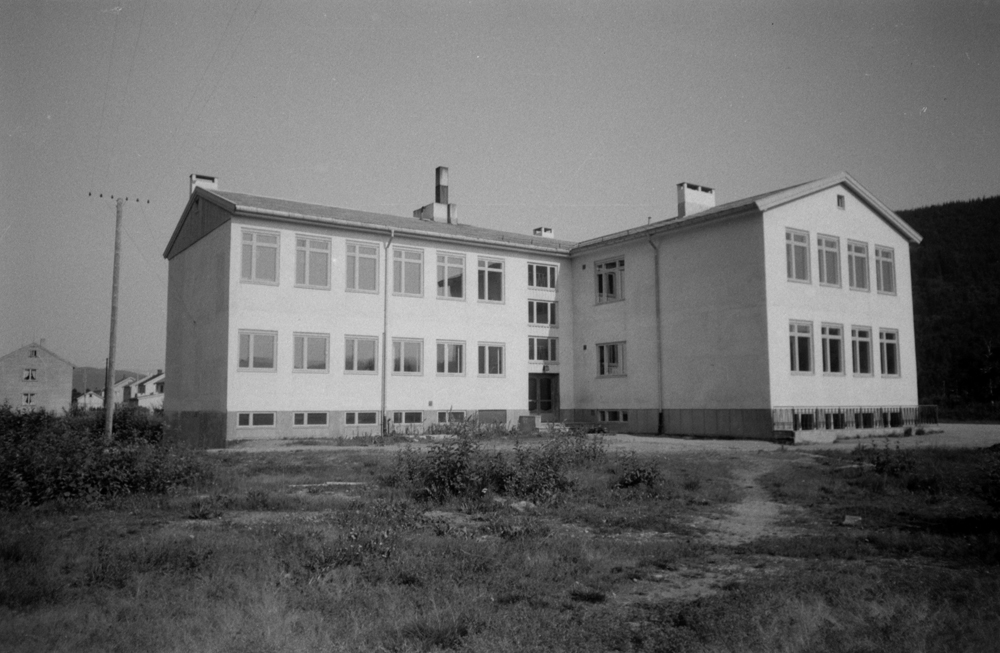 Mosjøen skole, byggetrinn 1, Håreksgt. i bakgrunnen.