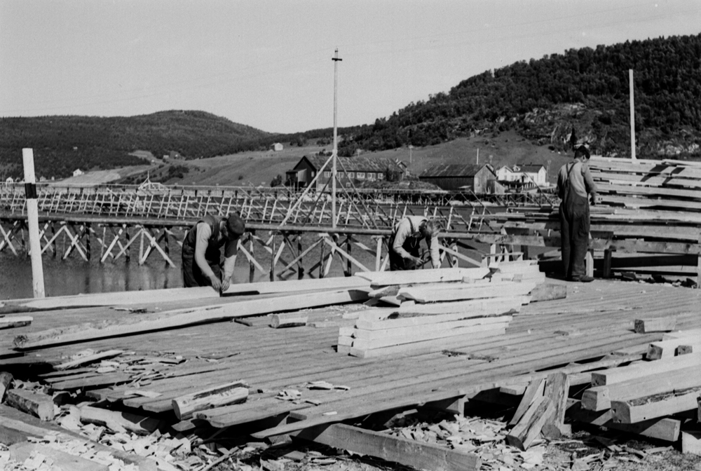 Under anleggsperioden på Jernbanekaia. Forarbeidet før oppfylling. I bakgrunnen ser vi Skogsosen Sagbruk på Baustein.
